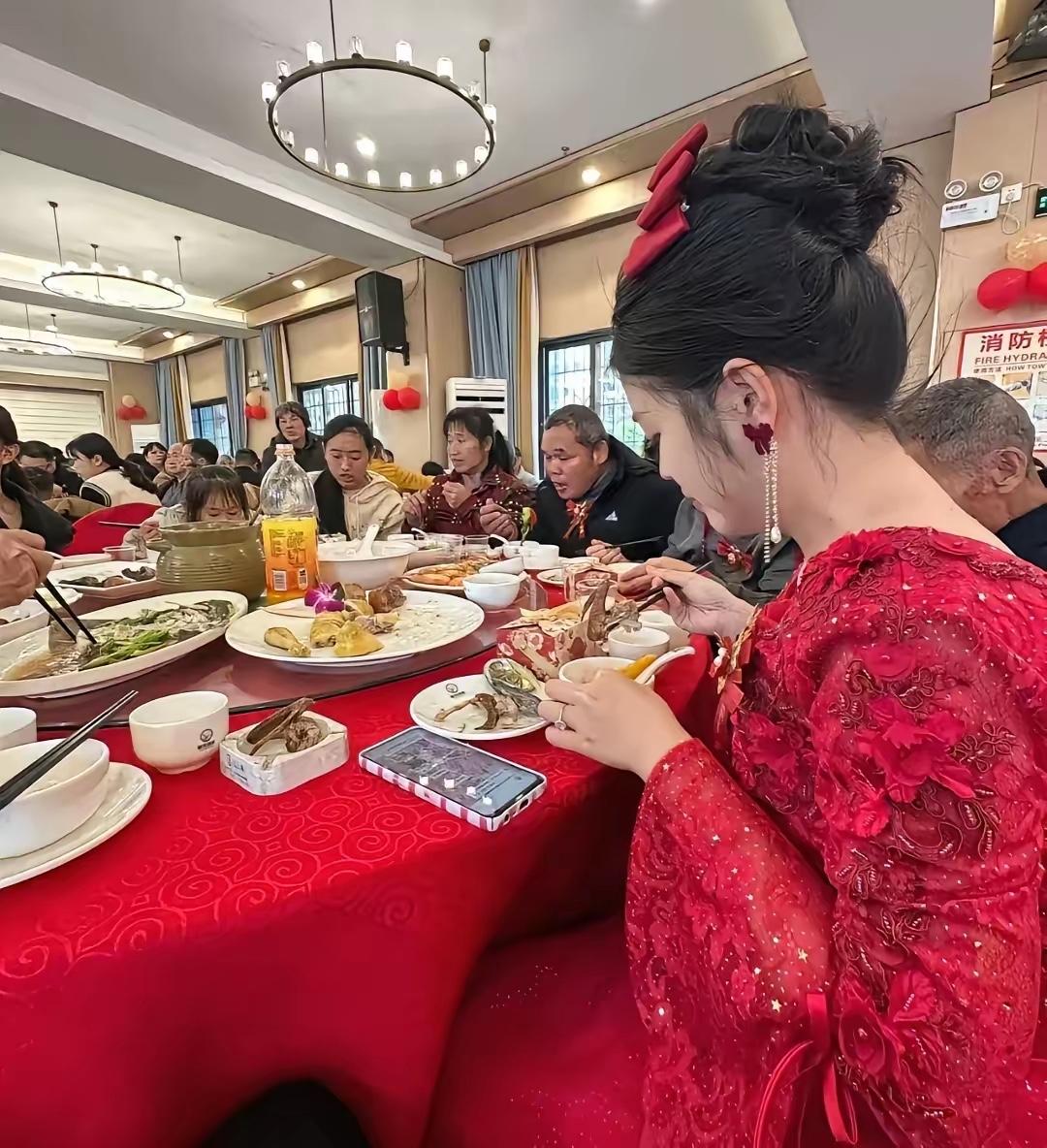 无锡极简婚礼爆火，一把扯下婚礼行业多年虚伪遮羞布无锡的这场婚礼，直接撕开了资