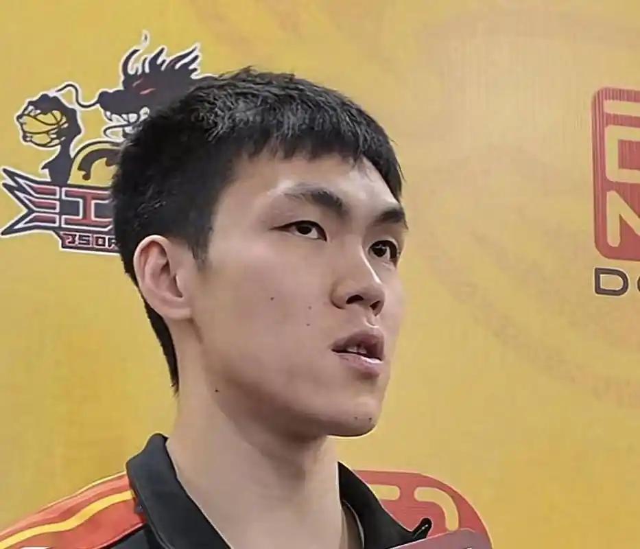 庞峥麟：还有很长的路要走！ 江苏肯帝亚客场对阵深圳马可波罗的这场比赛，场面有