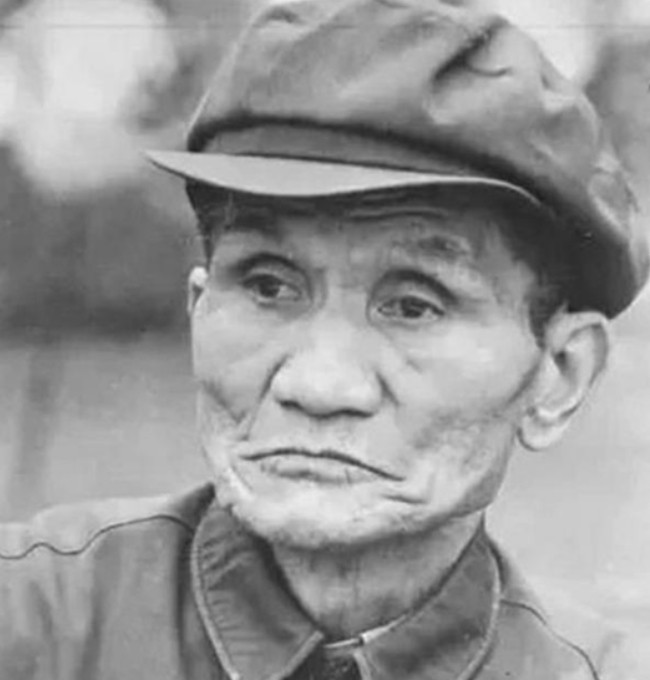 1947年，沈醉到白公馆视察，与一个疯老头擦肩而过时，沈醉敏锐地察觉到了不对劲，