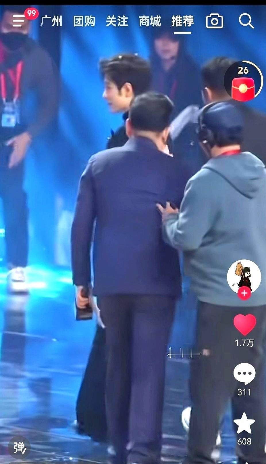 后台那个穿黑衣的男人，不是保镖也不是经纪人，他是肖战的“人形导航仪”