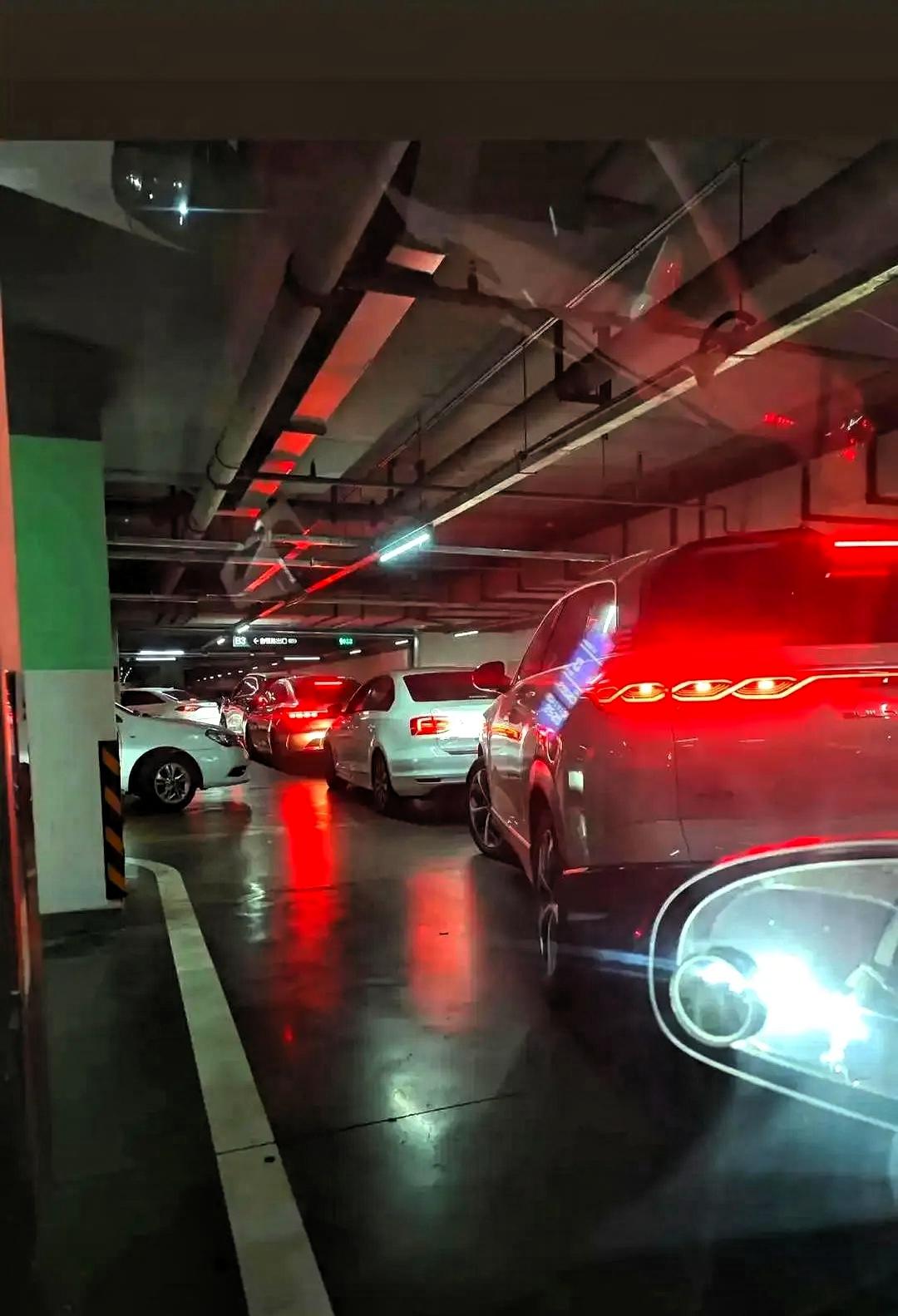 昨天刷到石家庄万象城的一个事，真给我整不会了。两口子五点逛完商场准备离场，愣是