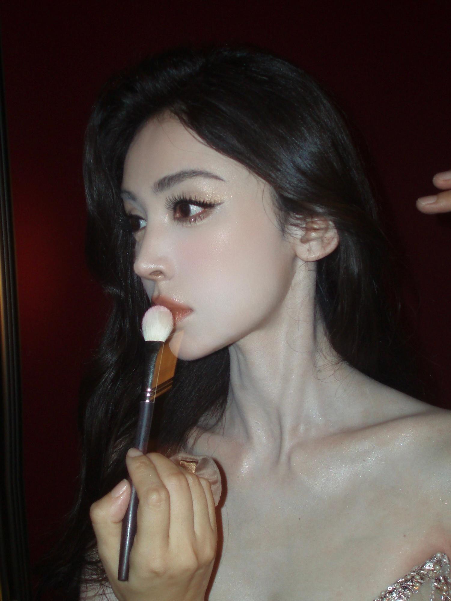 你说怎么有人可以这么美靠近她的一切事物都能沾她美貌的光化妆刷被娜扎的脸衬的像