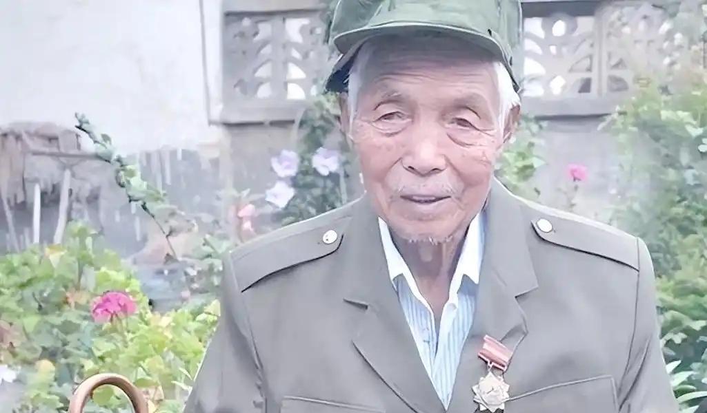 1979年，战士黄干宗被两名越南女兵活捉，他以为自己必死无疑，谁知，两名女兵却表