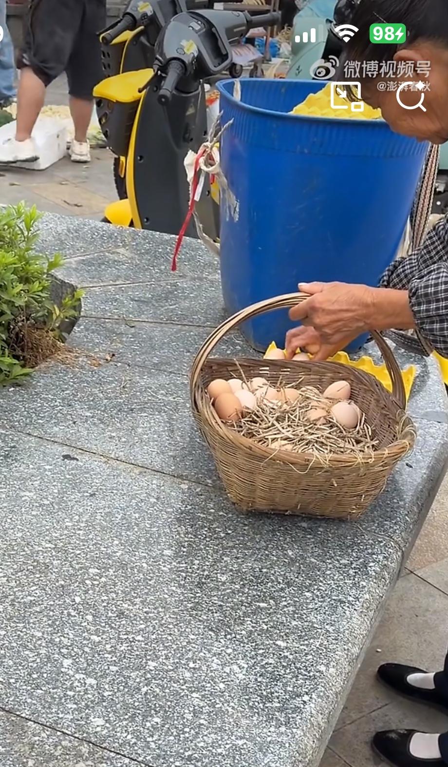 网友赶集，偶遇贵州老奶奶制作农村土鸡蛋的全过程。老奶奶买了一板便宜的鸡蛋，准备了