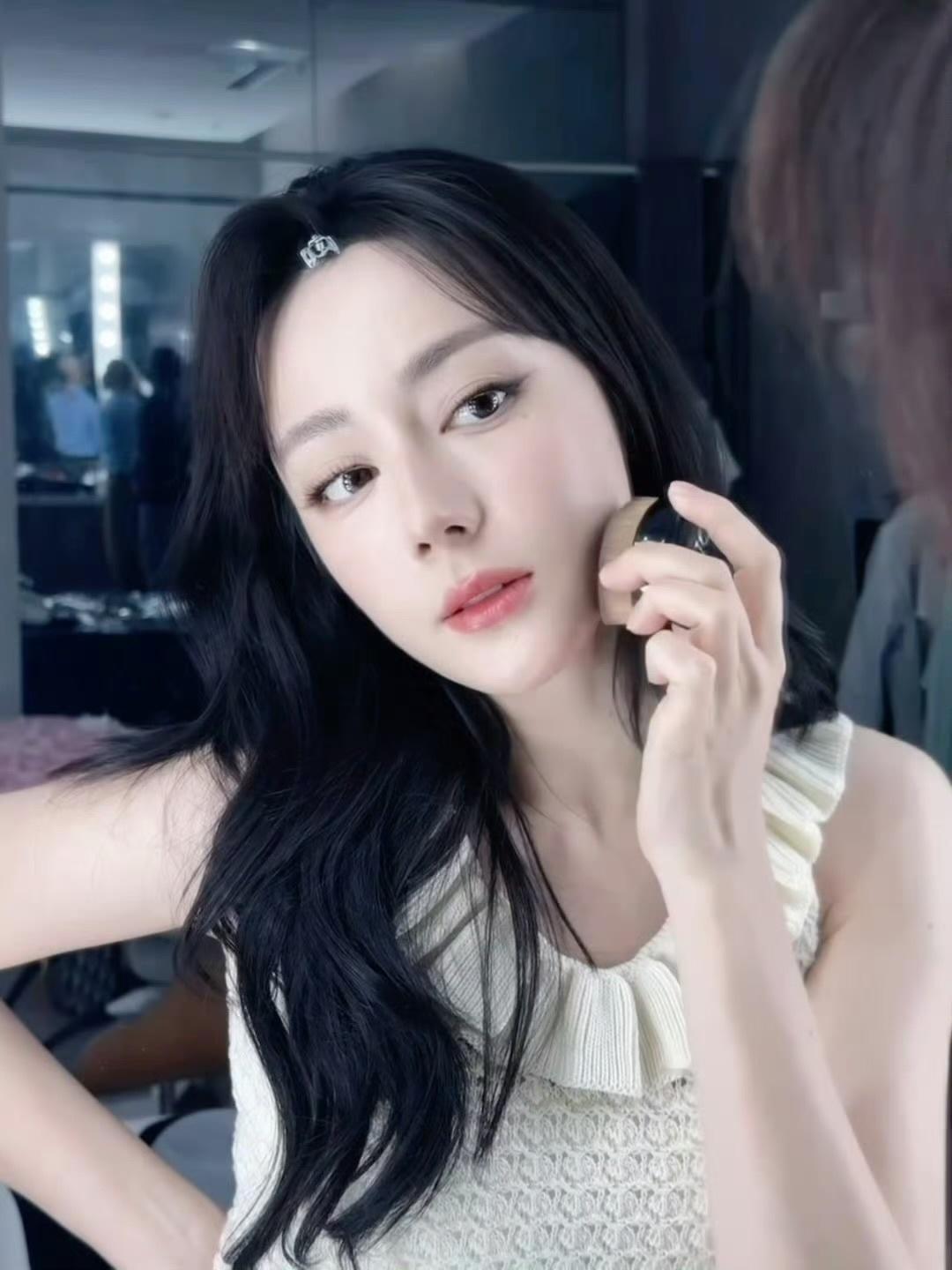 迪丽热巴美美出片被热巴的美貌美晕了，超级美