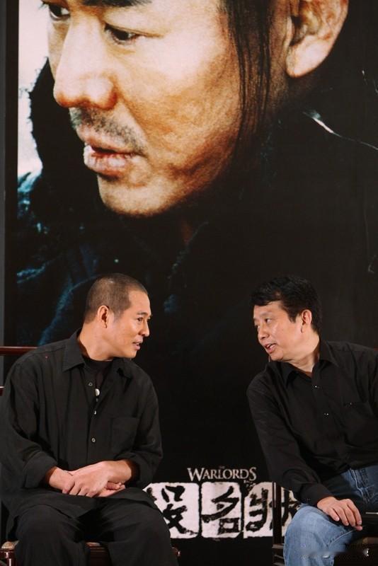 11月9日，“李连杰脱衣辟谣换心脏”冲上热搜。近期李连杰状态大好，和年初的憔悴判