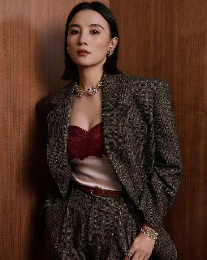 真的被宋佳这套造型震住了！😎齐肩短发利落又显气质，灰色宽松西装搭配百慕大短裤