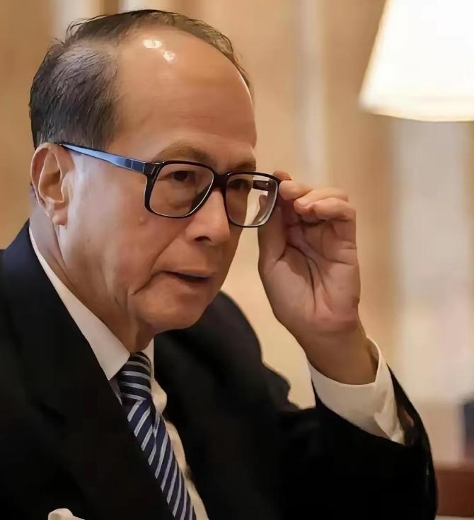李嘉诚说过一段极具现实意义的话："穷人就算赚了三五百万，也还是穷人。他们会换大房