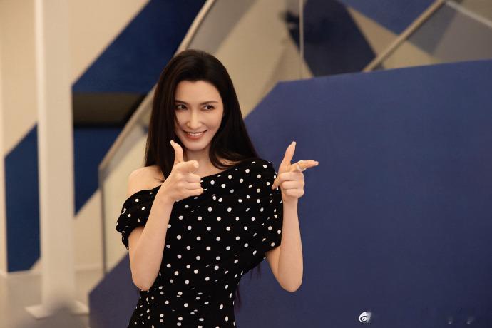 徐洁儿排名逆袭给徐洁儿接逆袭剧本已经上升到第15位了，看到徐洁儿排名逆袭，真的