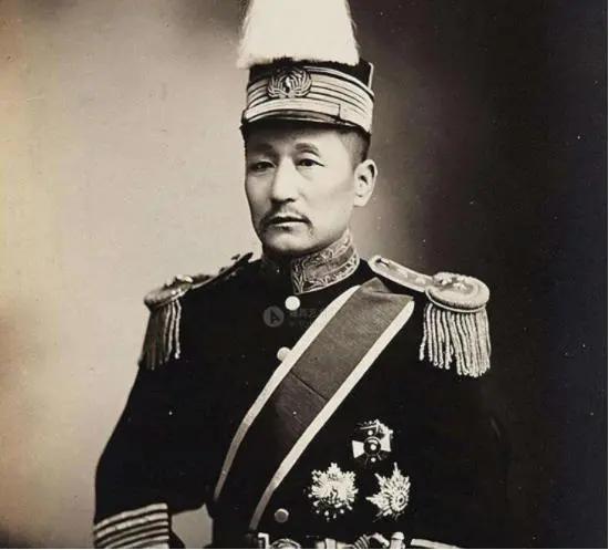 1935年11月13日，天津居士林，枪声响起。<em>施剑翘</em>手握左轮枪，三枪精准击中孙传