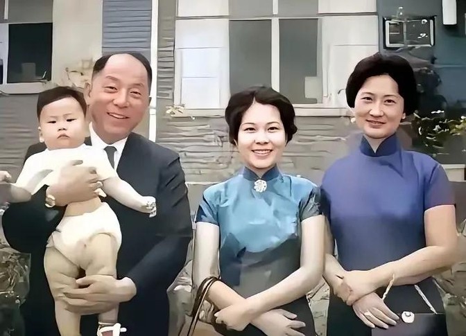 这是1962年张学良，在台湾抱着穿着尿不湿的长孙张居信，这是他真实的容貌，并非演