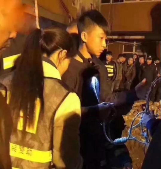 2019年，一名3岁女孩掉进机井，井口只有一口锅那么大，救援人员无法施救，女孩哭