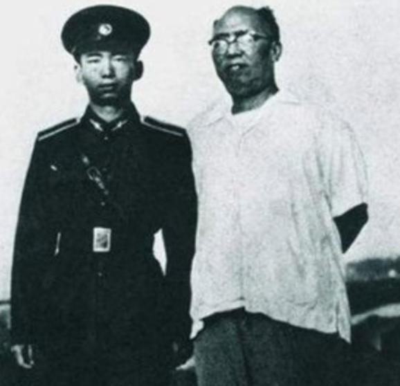 1963年，总政治部主任罗荣桓去世，他去世前曾希望萧华接替他的位置，然而萧华太年