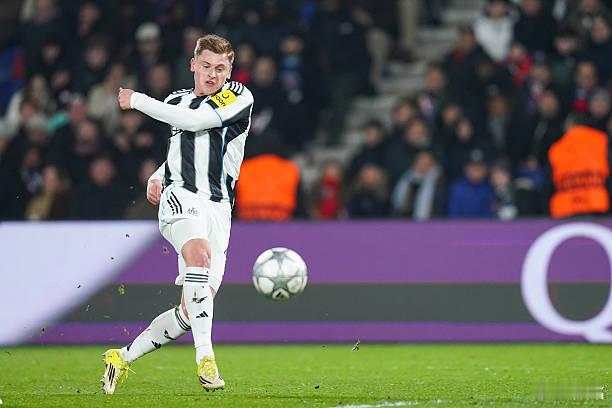 纽卡斯尔联赛杯半决赛次回合，托纳利传了不少好球，都被锋线给浪费了，他很生气，越