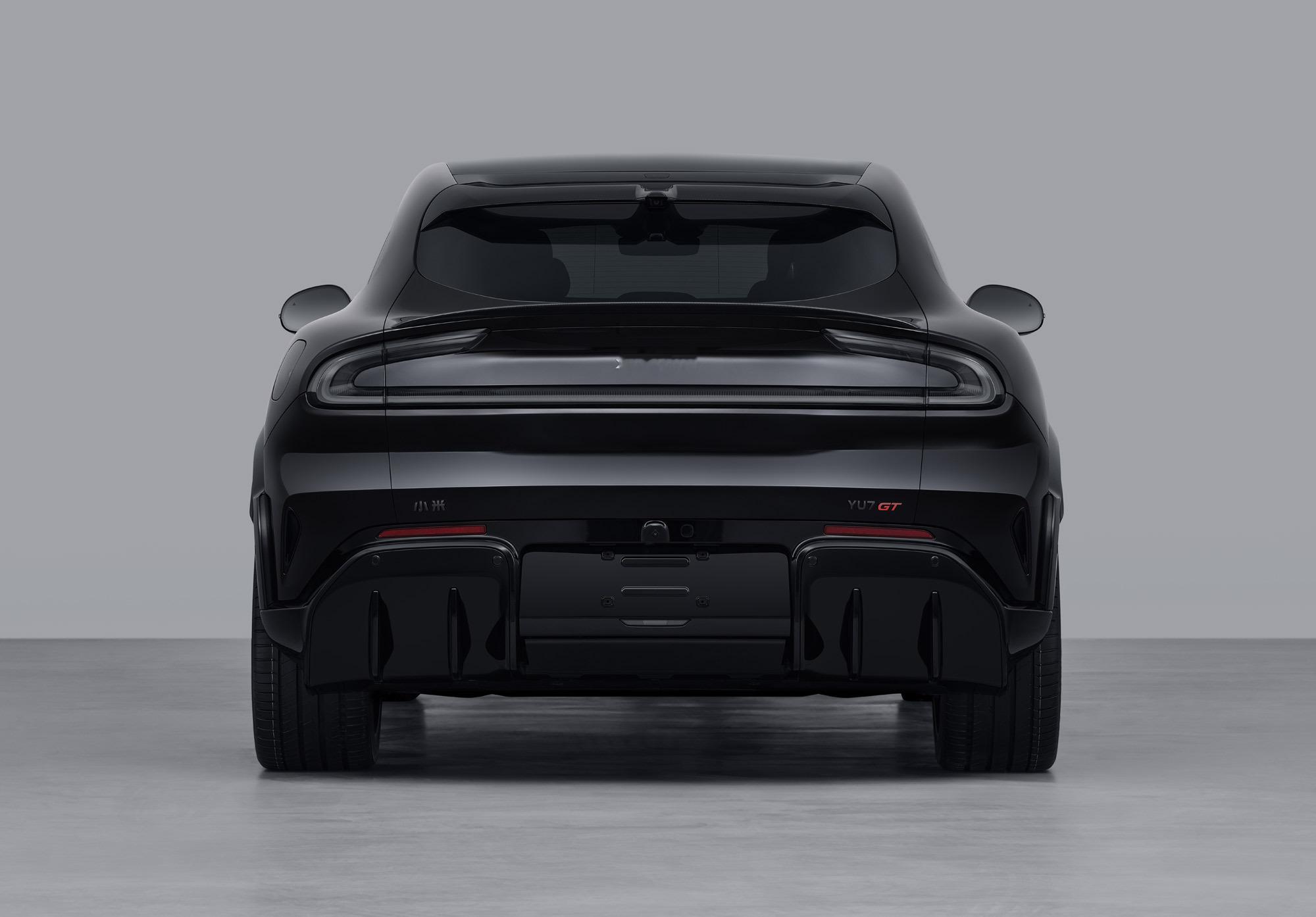 小米YU7GT亮相工信部，黑武士配色太帅了。从公告图来看，车身采用宽体造型设计