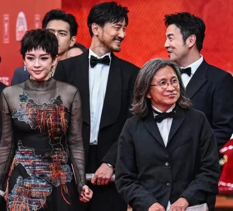 就算是大咖云集，也拯救不了《酱园弄》的口碑和票房。到底是观众太挑剔，还是某些资