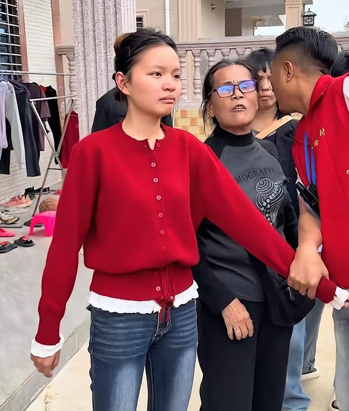 今天一起来就刷到湛江东海岛拾石村的大事件。说起来就是一个大笑话。本来神圣的妈祖