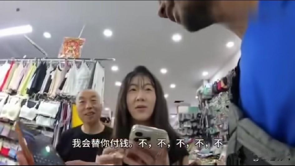 那个印度穷游博主，这回又跑到内蒙古来了！运气挺好，碰到了一位美女，给她买外套。