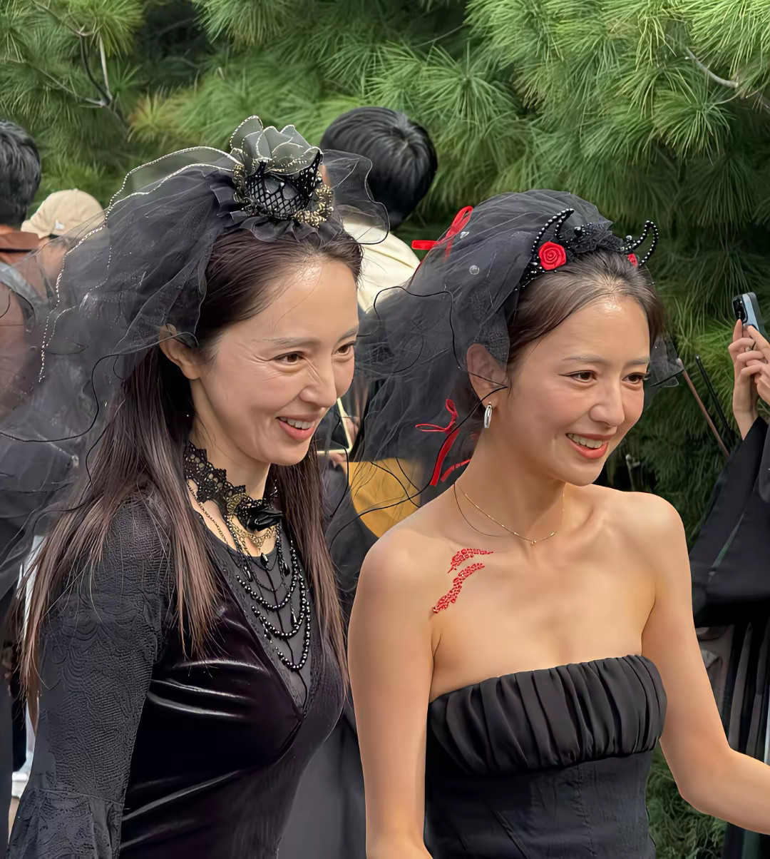 董璇细看也是有皱纹的，没有丫丫皮肤紧致，状态好！​​​