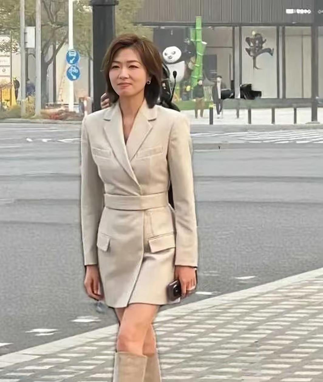 她其实没有那么好看，尤其是这个长发造型更加失败你们认识她吗？她演的女军人活灵