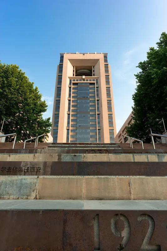 我觉得河南用力用错地方了，老是想着花大钱建设郑州大学，建一个名校。其实这几年真正