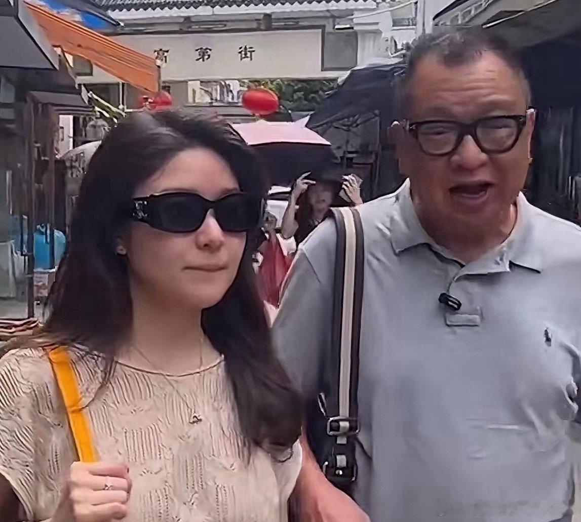 其实，“欢喜哥”患病也有一些细节，早前回广州探访祖.屋的时候，他满头大汗，就让人