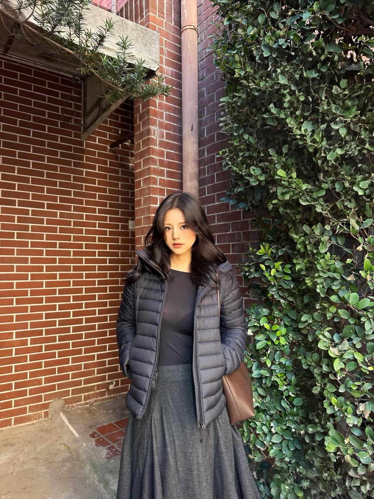 时尚穿搭，自信微笑