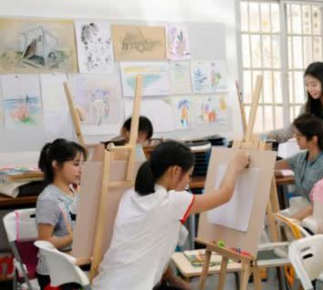 “衣冠禽兽”河南开封，陈某之前在教体局工作，65岁退休后在家中办了一个绘画辅导班