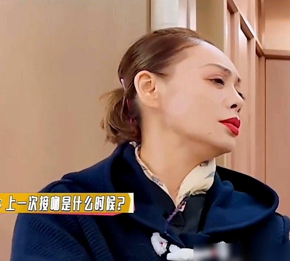 宁静问柯淳，你上一次接吻是啥时候。哥们儿特坦然：前几天。宁静当场石化，那表情，就