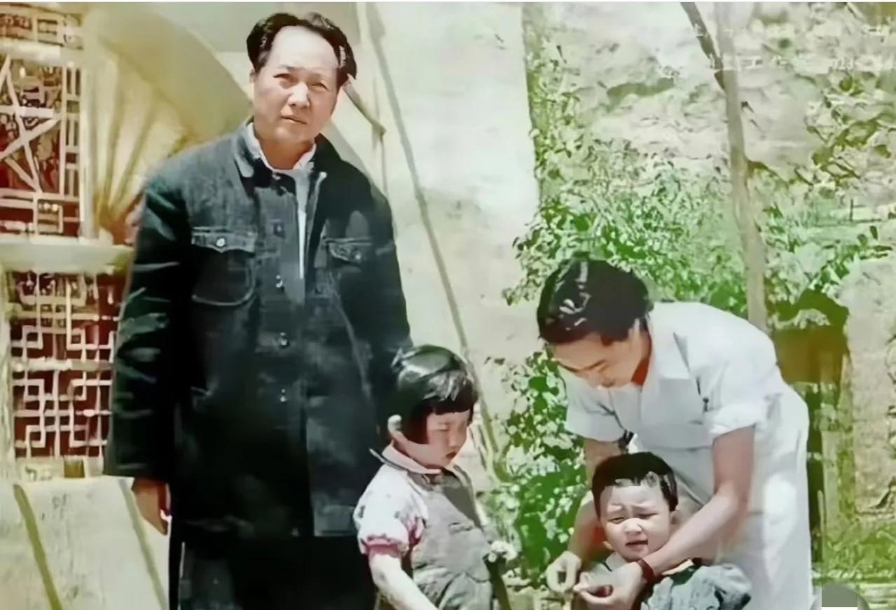 窑洞前，伟人是伟大领袖，正为国家命运、人民福祉运筹帷幄；同时，他也是一位饱含深情