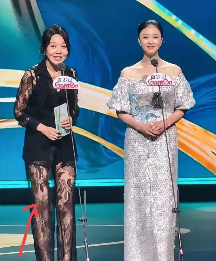 蒋欣和闫妮，同框白玉兰红毯，真的给所有女性，提了一个醒！不管你身材有多好，人