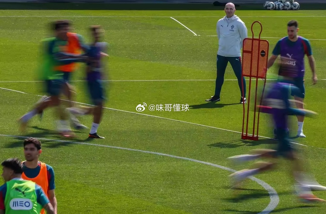 马丁内斯：绝不可能让C罗淡出葡萄牙，他的位置是自己拼来的在接受《卫报》专访时，葡