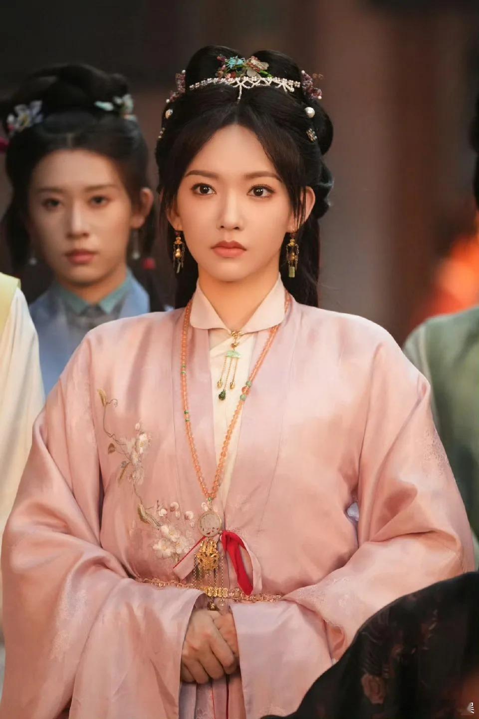 程潇上一秒态度姐下一秒茶媚子程潇恶女味程潇把反差人设焊在身上了！上一秒是眼神