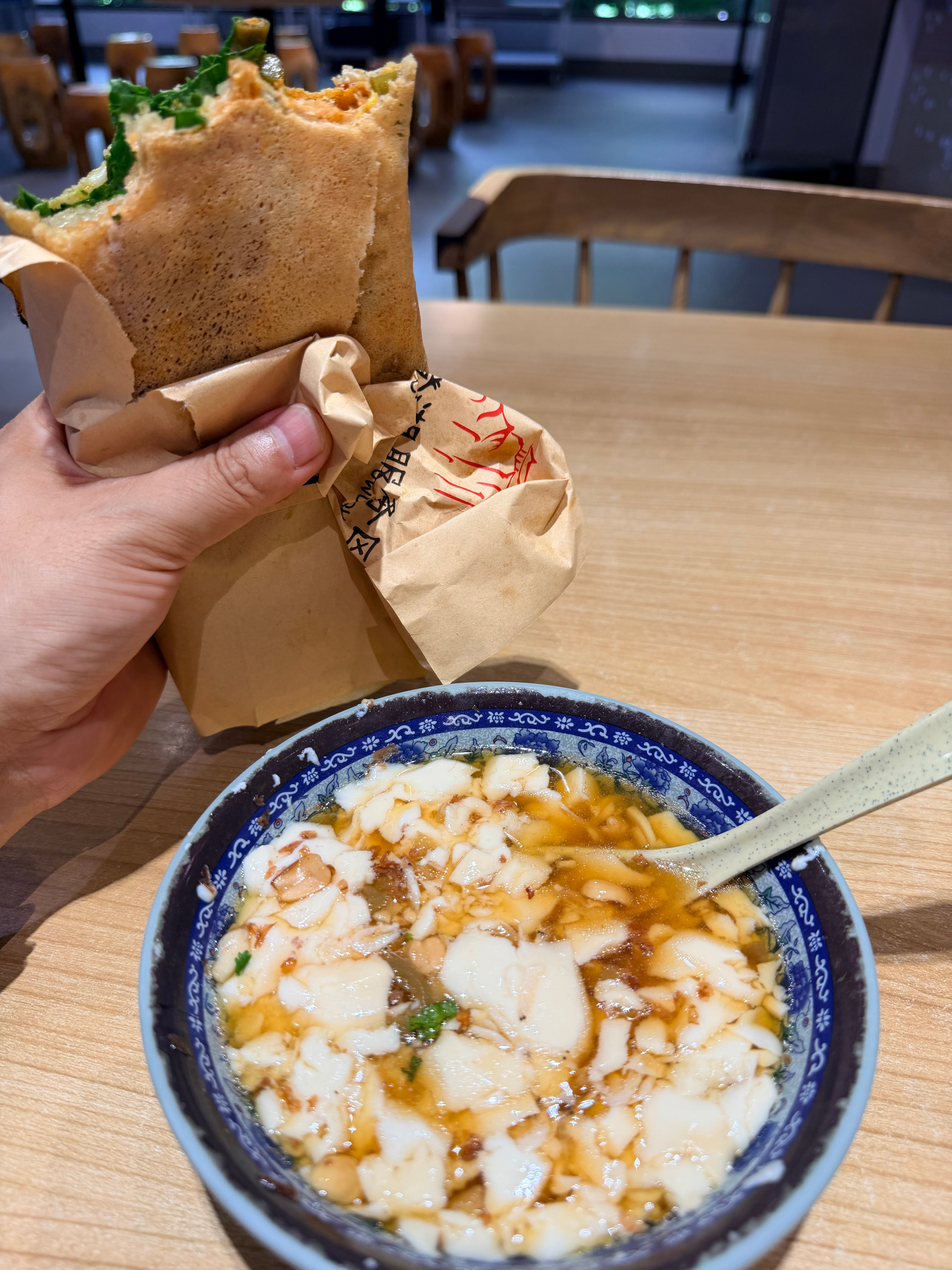 煎饼果子+豆花=15+10元，大家觉得阳澄湖服务区价格怎么样？阳澄湖服务区阳澄湖