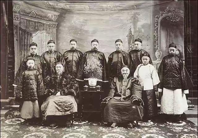 左宗棠有一个很疼爱的孙子，因交友不慎而吸食了大烟。听闻这个消息后，左宗棠毫不留情