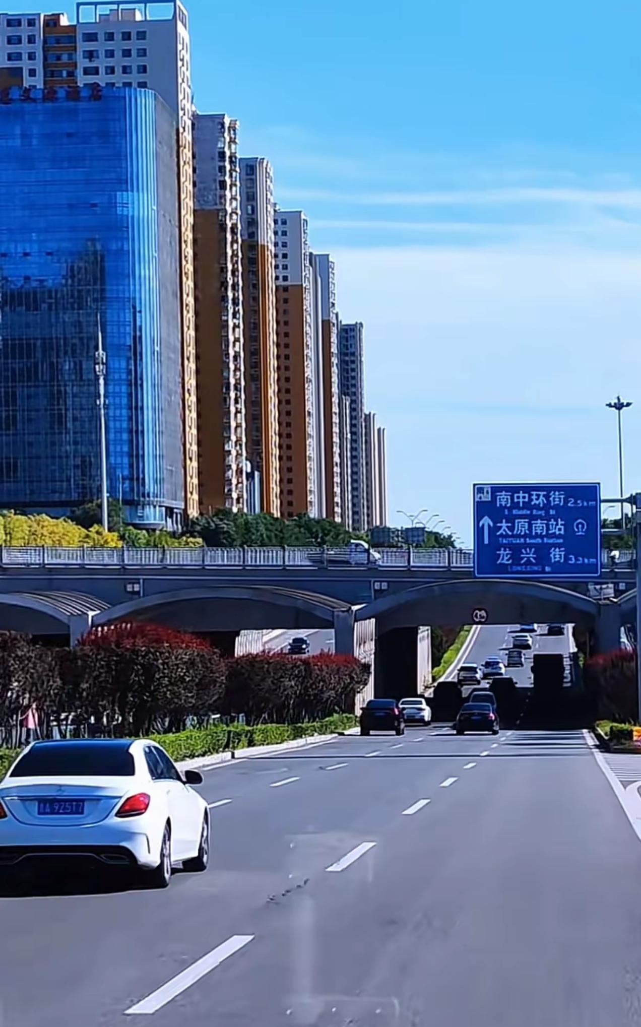 去了太原，发现这里的快速路修的那叫一个顺畅，下了高速进入市区，从滨河路到迎泽大街