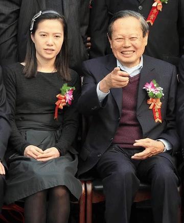82岁的杨振宁和28岁的翁帆结婚的时候，好多人都不看好这段兄妹恋。可是看到这张