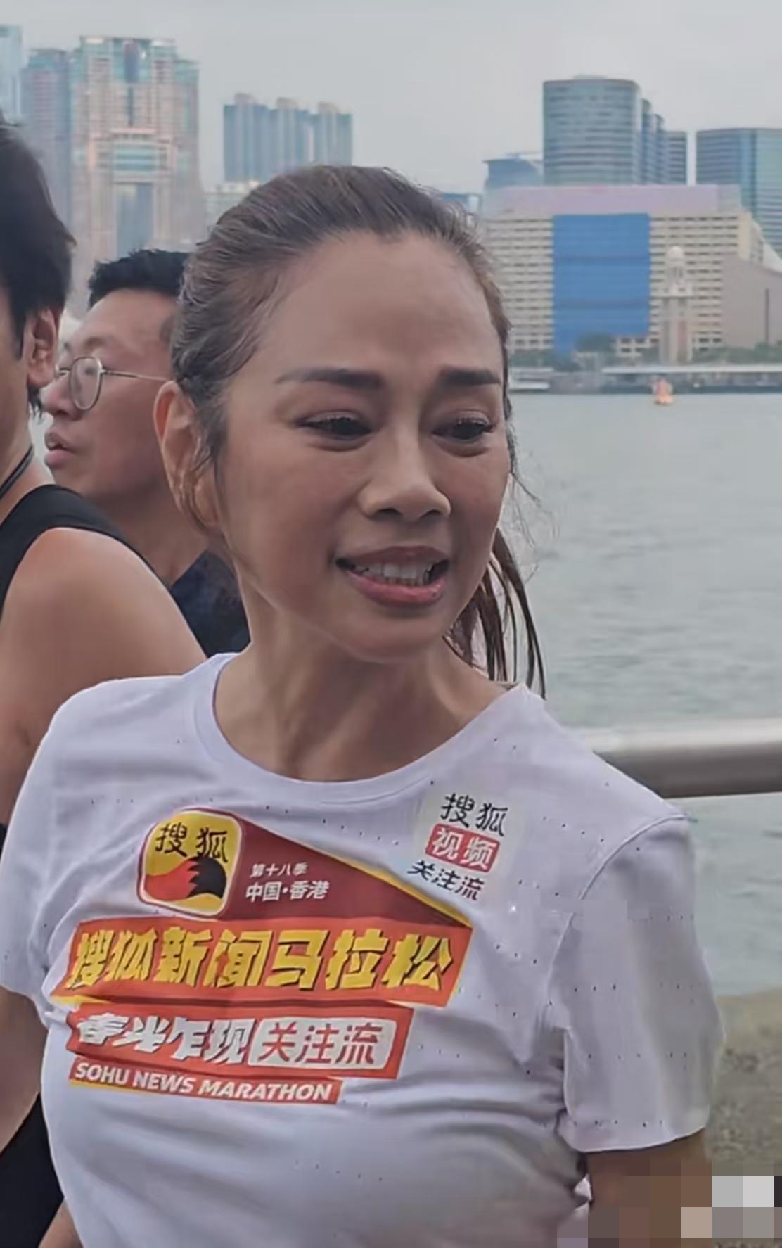 55岁陈松伶跑步，脸完全垮了，身材更像是老太太！3月26日，老牌歌手陈松伶现