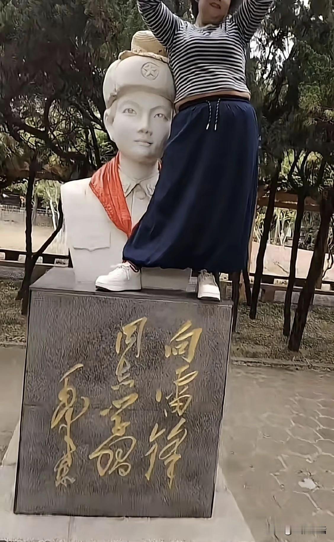 太无知啦！一中年女子为了摆拍，竟双脚踩在雷锋雕像基座上。近日，一名中年女子双