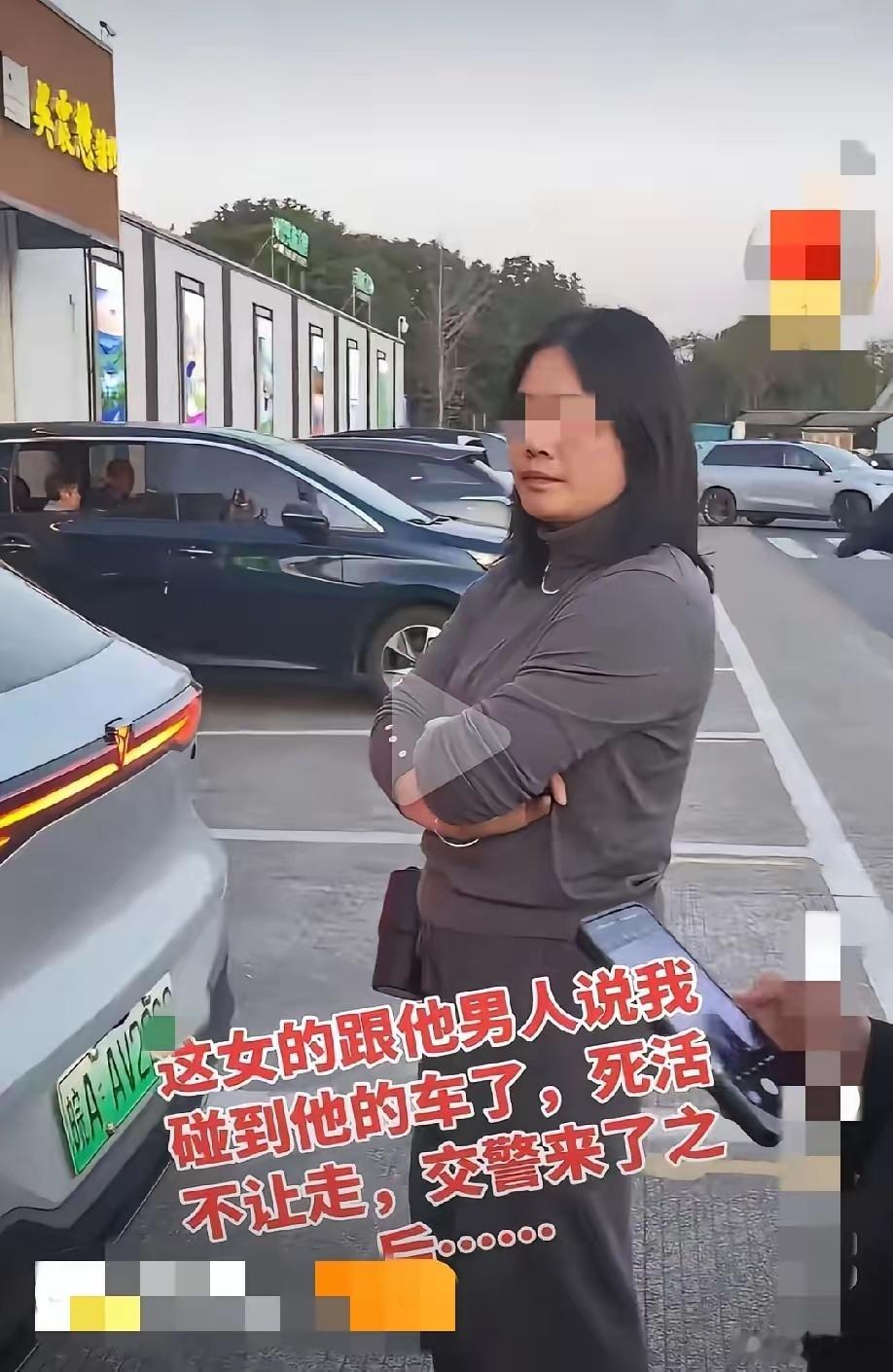 浙江杭州，网友发视频称:在径山服务区内，就是这个女的，一口咬定说我碰到她的车了，