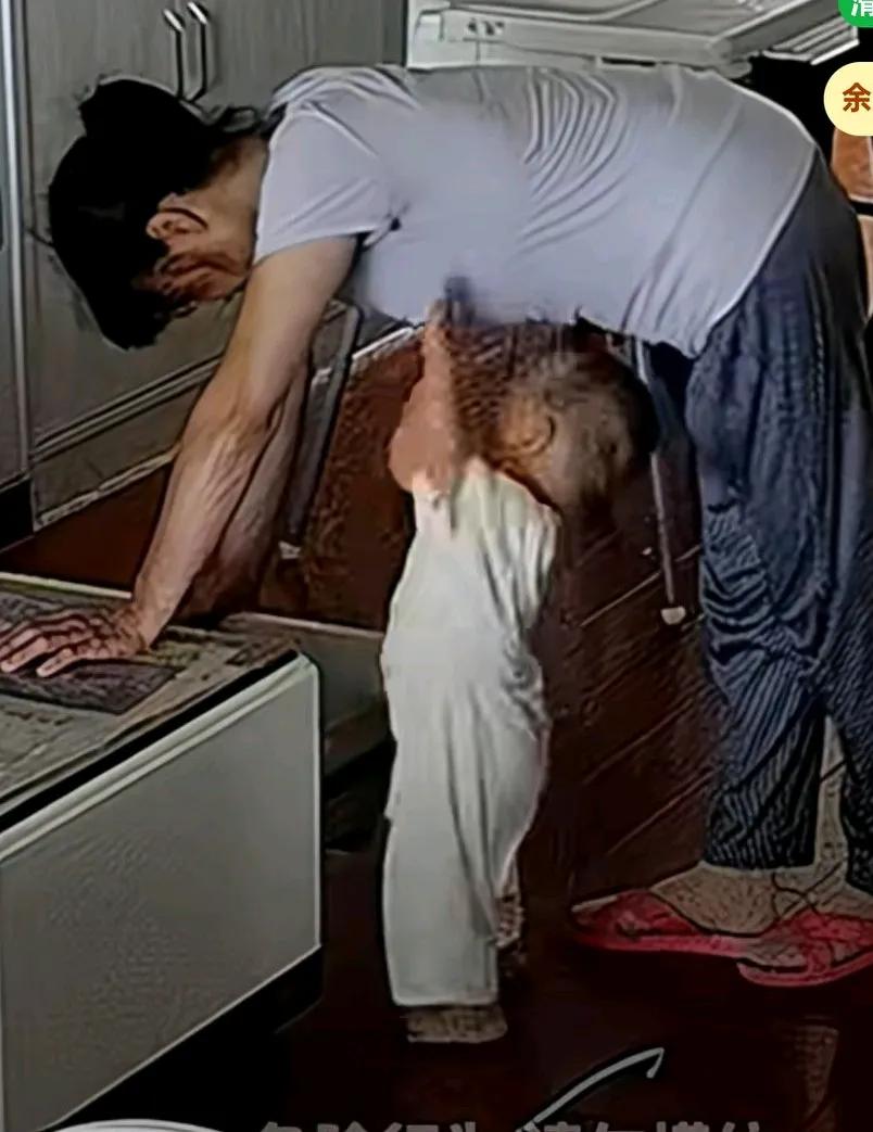 56岁月嫂阿姨在家带娃时打瞌睡，下一秒宝宝没站稳摔倒，磕到后脑勺，妈妈看到的那