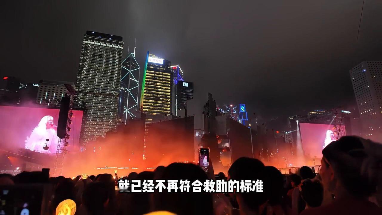江西一名低保家庭的中专女生自费赴港追星后全家低保资格被取消，这个女生一点也不冤。