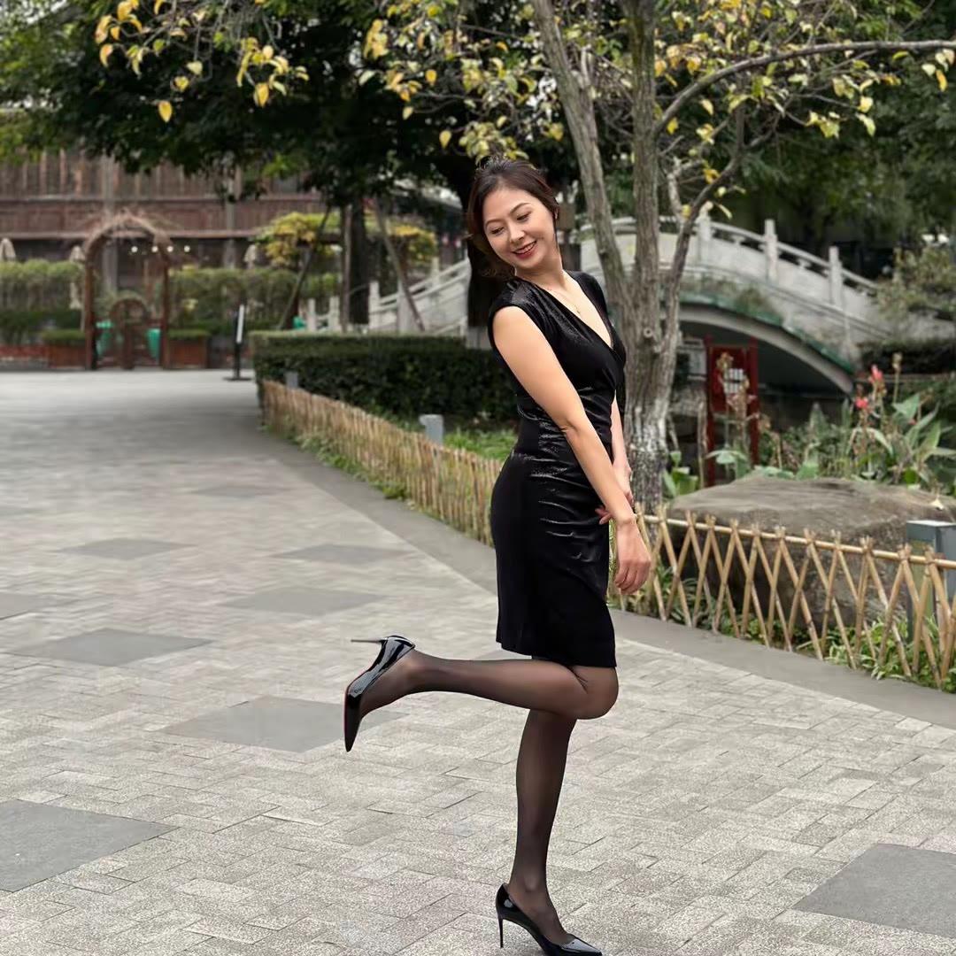 如何将连衣裙搭出高级感?选垂坠感强的纯色连衣裙（黑白、雾霾蓝、莫兰迪灰首选），利