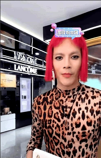李连杰终究还是顾及了向家脸面，给了向佐最大的体面。前不久李连杰直播和向佐连线