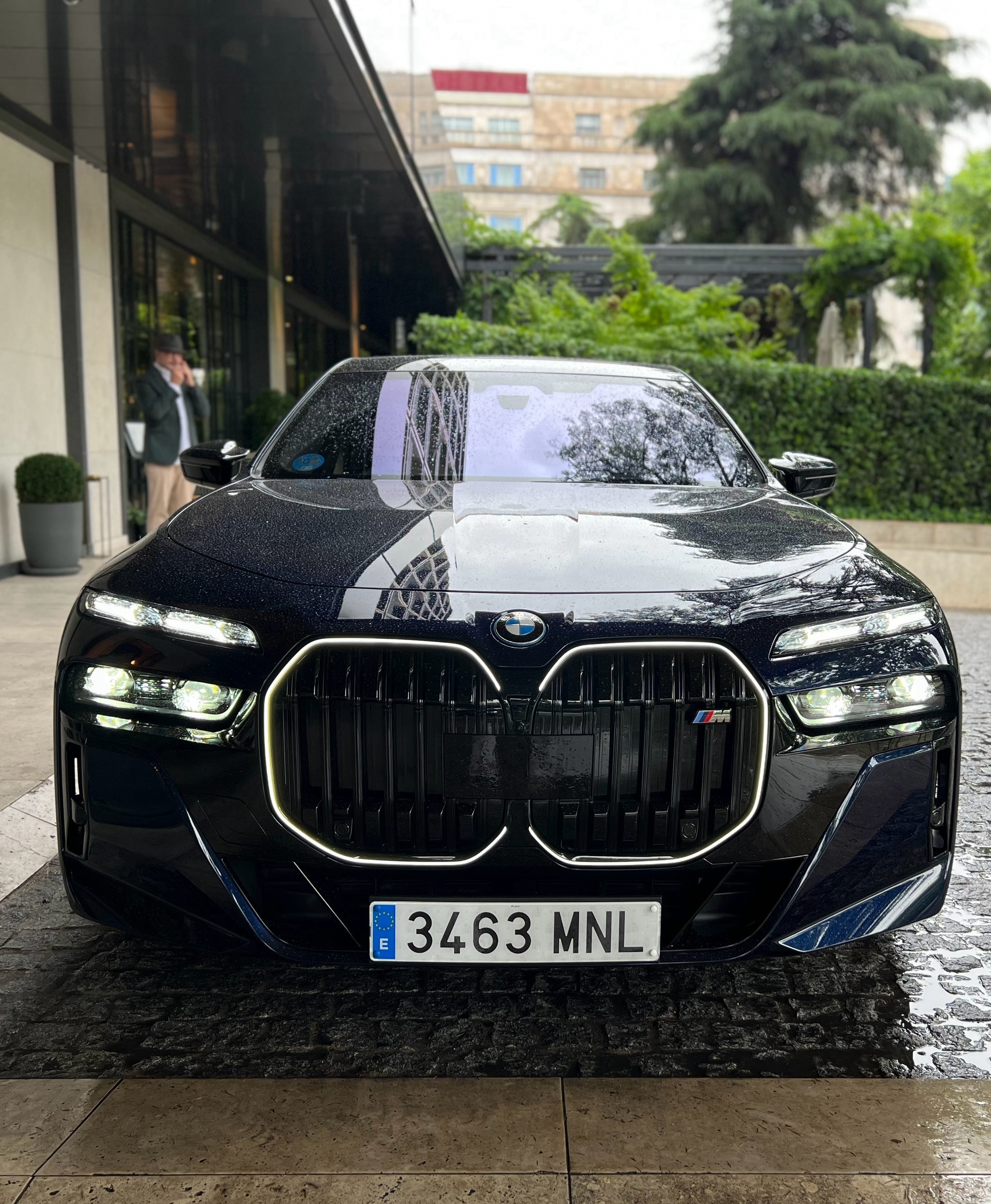 左图，宝马7系中期改款右图，现款i7M70汽场全开