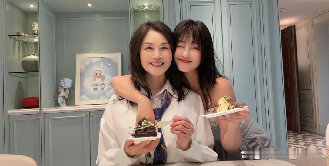 蓝盈莹妈妈颜值好出众，气质优雅，颜值居然比女儿还要亮眼。
