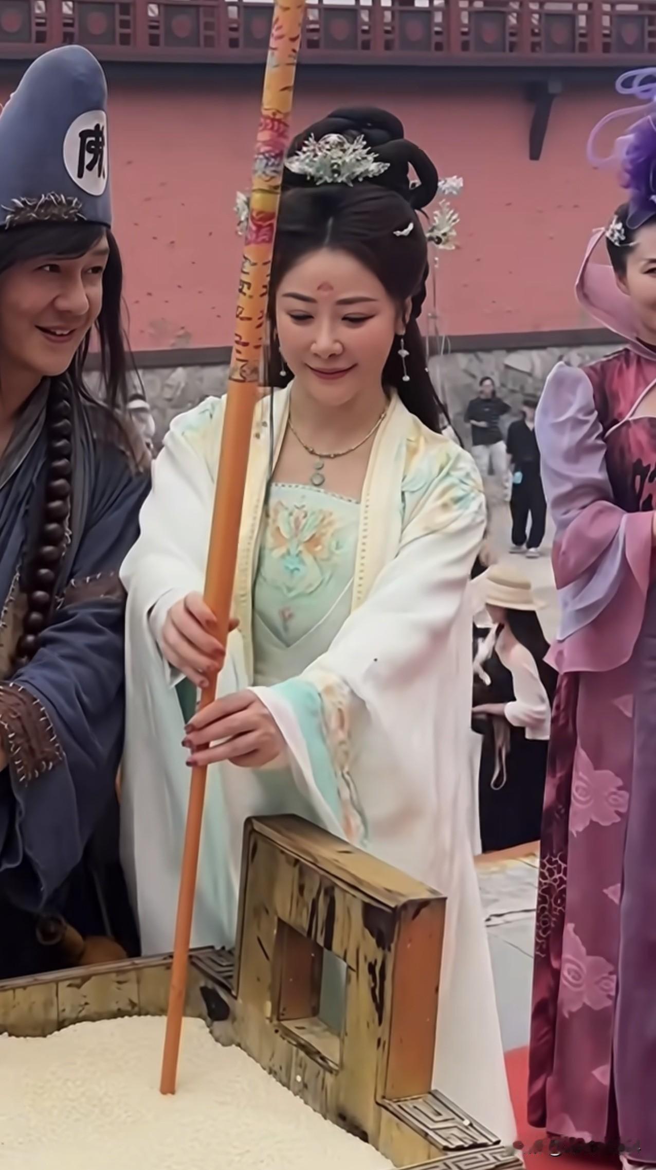 你敢相信这是陈紫涵吗？真是一胖毁所有，久违露面，陈紫涵变化也太大了，脸部浮囊，奶