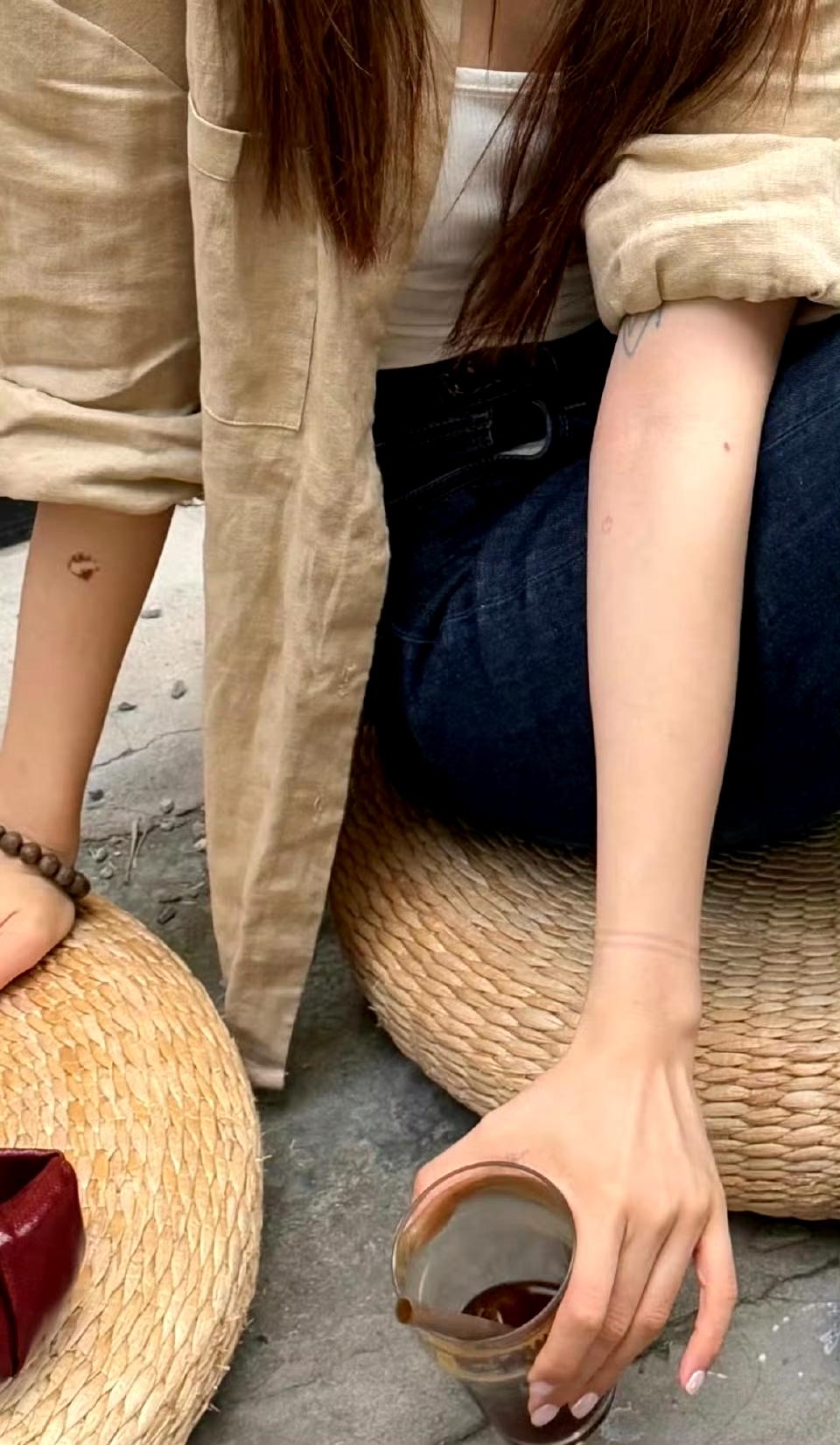 没想到李兰迪居然也有纹身！在我印象中她一直都是乖乖女来着。只能说确实让人