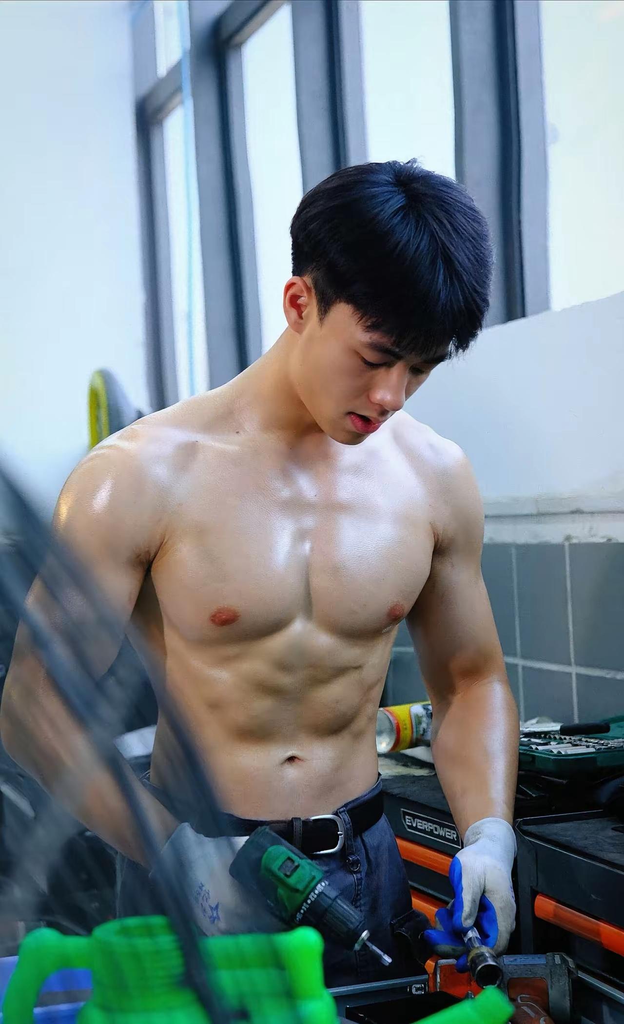 晒图笔记大赛傍晚的河边，是我们最近最爱去的地方。夕阳把天空染成橘色，也把那些在运