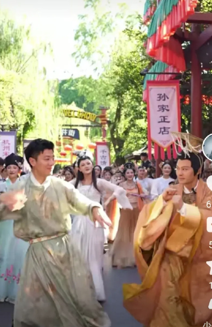 演员都这么卷了吗？近期，著名演员郑国霖在杭州宋城演出的视频上了热搜，网上热议不